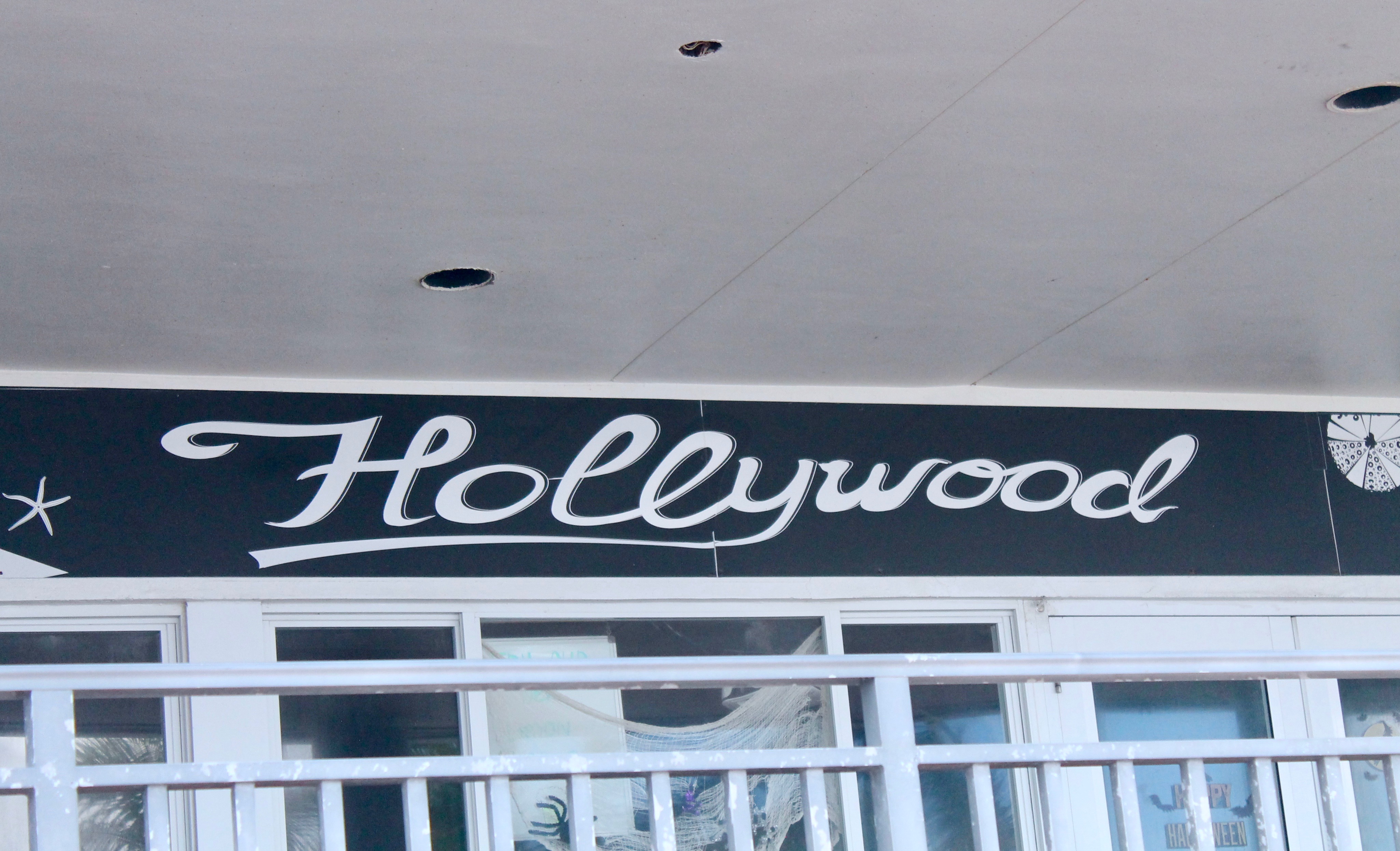 Ein Laden mit dem Logo "Hollywood" am Hollywood Beach in Miami
