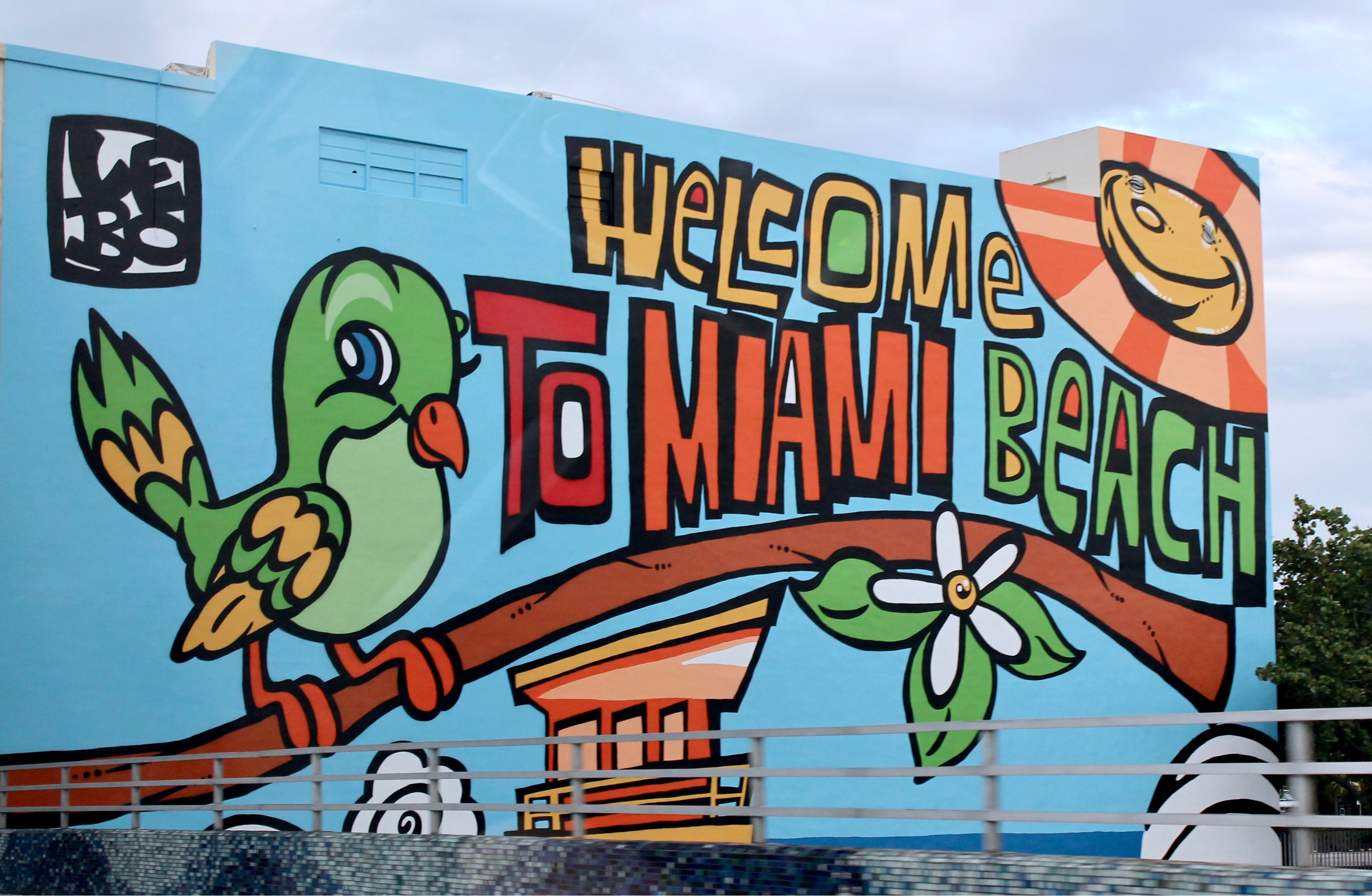 Bunte Wand mit Graffiti "Welcome to Miami Beach" in Miami