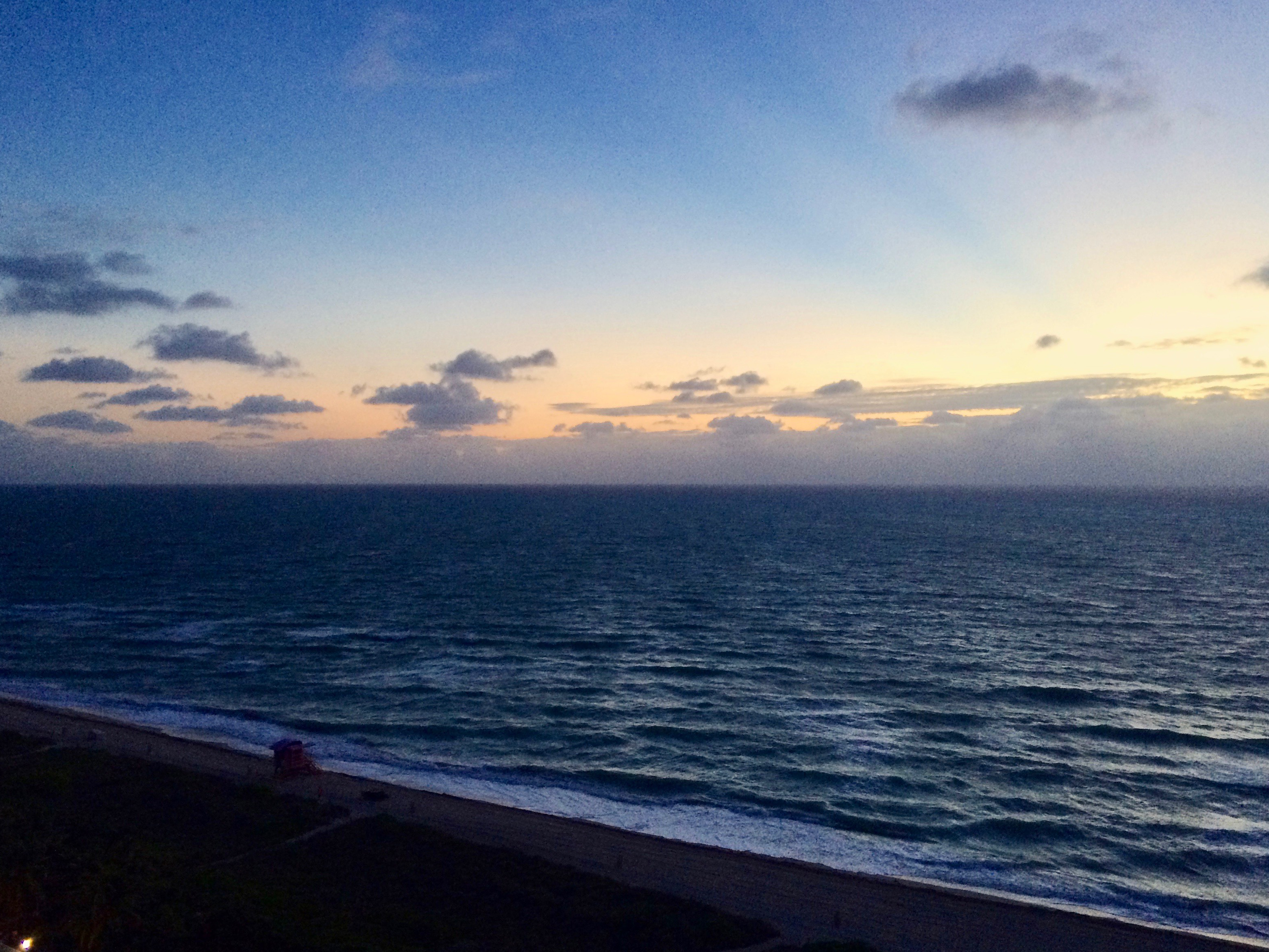 Sonnenaufgang über dem atlantischen Ozean vor South Beach Miami
